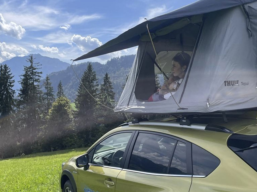 Subaru mit Dachzelt auf Reise